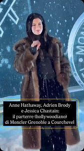 Ospiti hollywoodiani a Courchavel per la sfilata di Moncler Grenoble: Anne Hathaway, Adrien Brody e Jessica Chastain. Ma anche Vincent Cassell, Penn Badgley e Renzo Rosso. Un parterre che ha posato in una delle località sciistiche più esclusive della Francia (🎥 @modacorriere ) #monclergrenoble #winter #show | Corriere Moda