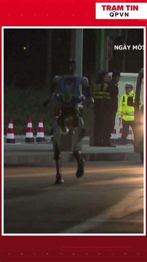 ROBOT NHÂN HÌNH CHẠY MARATHON TẠI BẮC KINH