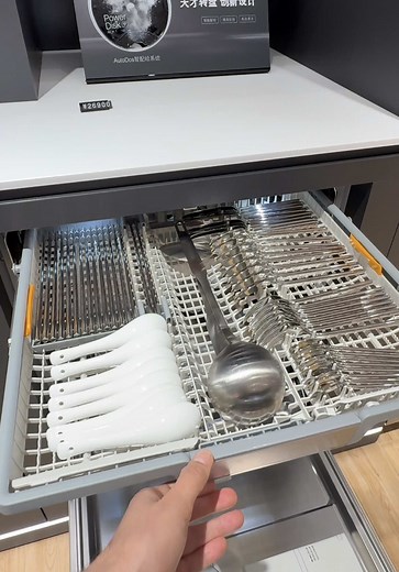 ✨ Lavastoviglie Miele Knock2Open: quando la tecnologia incontra il design ✨ Immagina una cucina senza maniglie né gole, pulita ed essenziale. Con la funzione Knock2Open di Miele basta un semplice bussare per aprire la lavastoviglie 🚪👋 🔹 Perfetta integrazione nelle cucine moderne 🔹 PowerDisk AutoDos: dosaggio automatico del detergente 🔹 Pulizia impeccabile, meno sprechi e massima efficienza 🔹 Comfort intelligente per la vita di tutti i giorni 👉 Vieni a scoprire gli elettrodomestici Miele n