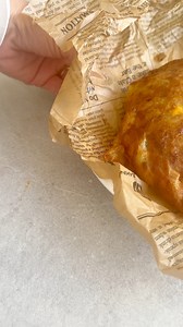 מתכון אמפנדס דפי אורז!מטגנת בצל קצוץ אחד עם חצי ק״ג בשר טחון. מוסיפה כף פפריקה מתוקה, כפית פלפל שחור, כפית כורכום וכפית גדושה מלח.מטגנת היטב ומקררת.מוסיפה לתערובת ביצה קשה מגורדת ו2 כפות זיתים פרוסים.הבלילה לדפי אורז:3 ביצים וכף דבשלערבב היטב ולטבול 2 דפי אורז בשני הצדדים ולהניח אחד על השני בצלחת נוספת. להמתין דקה שהדפים יתרככו ולהוסיף 2 כפות מתערובת הבשר.לסגור ולגלגל את הקצוות.להכניס למכשיר בתוכנית אפייה 10 דקות.אפשר גם בתנור בחום 190 מעלות כ15 דק עד להזהבה מלאה.בתיאבון#אמפנדס #דפיאורז #אורחחיי
