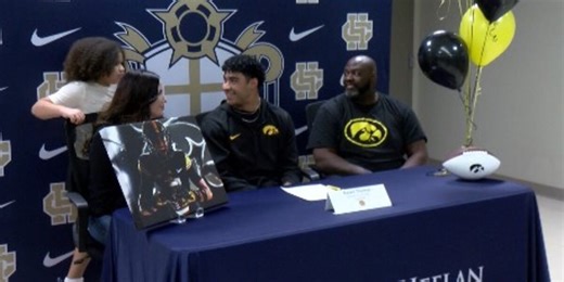 Kasen Thomas makes it official signs with Hawkeyes