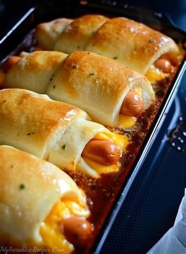 38K views · 181 reactions | Chili Cheese Dog Bake - So easy to make. Ingredient 1 can Pillsbury Pizza Dough 1 can Chili 1/4 cup butter, melted 1 teaspoon garlic powder 1 teaspoon fresh parsley  FULL RECIPE | Recipe for today | Facebook