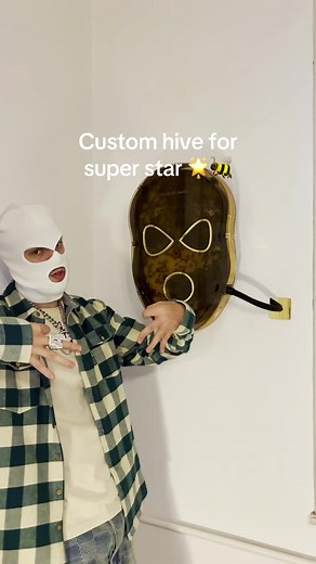 Custom Beehive Design Inspired by Devitoanonymo