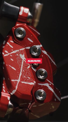 O kit Maven Ultimate Expert oferece aos ciclistas tudo o que eles precisam para aperfeiçoar sua experiência de frenagem. 4 rotores, 2 conjuntos extras de pastilhas, nossos novos adaptadores e um estojo de viagem acompanham a nova edição limitada dos freios Maven Red Splash, tornando esse kit ideal para pilotos, freeriders ou qualquer pessoa que precise de mais potência de frenagem e a capacidade de mudar a sensação de pilotagem de trilha para trilha, de curso para curso. Estilo de vida ativo tec