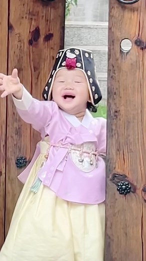 We had a traditional Korean style family photoshoot a few weeks ago! I won't lie, it wasn't easy taking pictures together with a one-year-old😂 we were so exhausted and more tiring than any other shoot I did during all my modeling career HAHA 😆 but I was impressed by the photographers, they knew all the tricks to let Fanta still have fun while taking pictures of us😅 Check out the backstage vlog on my YouTube--> link in bio ❤️ #국제커플 #돌잔치촬영 #혼혈아기 #ambw #blasianfamily