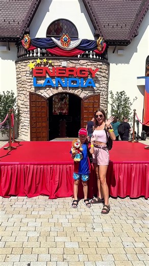 Byliście kiedyś w energylandii? Dajcie znać w komentarzu! Po 8 latach postanowiłam wrócić do @Energylandia ! 🎢 Kiedy byłam tu ostatni raz, park wyglądał nieco inaczej. I powiem Wam, że jestem w ogromnym szoku, jak bardzo się rozwinął i jak cudowne miejsce mamy w Polsce! ✨ Tym razem zwiedzanie wyglądało zupełnie inaczej, bo towarzyszyli mi Maksiu i Sebastian. I powiem Wam, że wbrew moim obawom, wcale nie spędziliśmy dnia na „dziecięcych” karuzelach. 😂 Maksiu wyczuł klimat i najchętniej wchodził