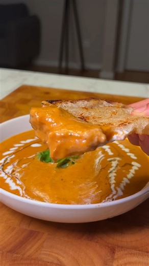 Eenvoudige romige veganistische geroosterde tomaten-paprikasoep