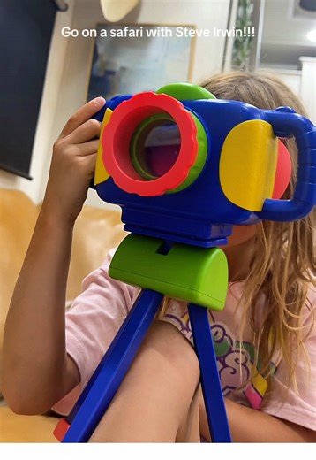 Just put on sale🥳🎁 Safari with Robert Irwin?!! YES! Christmas gift for all the science loving kids! This Geo Safari wildlife camera is narrated by Robert Irwin himself! All of the educational pictures shown inside the camera were even taken by Irwin! #BFCM #robertirwin #kidstoy