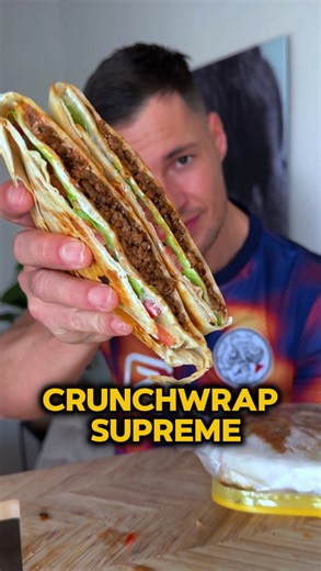 158 reactions · 5 comments | Crunchwrap supreme 䀹 460 calorieën en 36gr eiwit! Ingrediënten: - 1 xxl wrap - 2 mini wraps - 80gr mager rundergehakt - 1/4 zakje taco mix - sla en tomaat Sausje - 2 etl 0% yoghurt - 2 thl chipotle paste - verse citroensap - teentje knoflook - (paprika kruiden) Hiervan moet je er echt meer maken! Handig om in te vriezen | Martijn Schoemans | Facebook