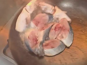 马鲛鱼先煎制一下，再下点五花肉酸菜一起烧，既入味又好吃，而且做法也简单！#抖音美食推荐官