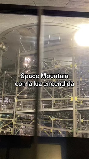 Experiencia única en Space Mountain con la luz encendida