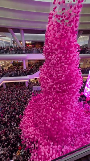 Balloons drop installation inside the shopping mall. Yes or no? Would you like to see this? What is your opinion? Despite the fact that the dumping is carried out indoors, all the balloons are collected and sent for recycling - such phenomena still cause a lot of heated discussions, as they also cause a lot of attention. According to the story of the organizers of the balloon drop Vilandaboom, these balloons, after being dropped, were collected and sent to decompose or remade.