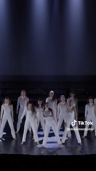 giving you some hair and canon 🤖 (moves by me) #danceteacher #dancecompetition #dance #contemporarydance #dancestudio #louiselapierredanse #dancer