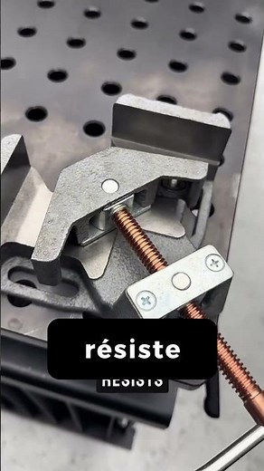 Étau d’établi 2 axes – Orienter facilement sa pièce à l’atelier | Pelicraft