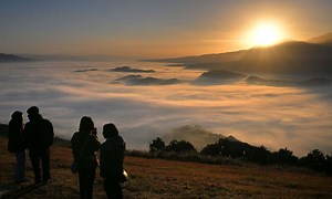 空中散歩。雲海たゆたう…朝日が照らす霧島の尾根　色彩のグラデはどこまでも柔らかに　湧水・魚野フライトエリア