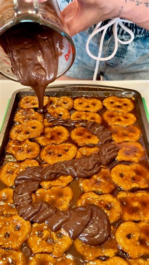 1K views | 4 ingredient Fall treat #fblifestyle #cooking #recipe #comfortfood I make the perfect treat for fall using only a few ingredients everyone is sure to love.  This video was produced by Network Media and Kailee’s Kitchen | The Simple Dish | Facebook