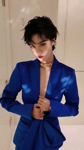 【郁可唯Yisa Yu】宝石蓝真空深V参加时尚先生盛典