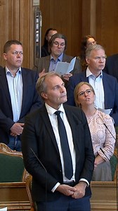 80 år for befrielsen: Fællessang i Folketingssalen 🗣️🎤 Der var fællessang for at markere 80-året for befrielsen under 2. verdenskrig. Sangerinde Kaya Brüel sang for på ”En lærke letted, og tusind fulgte” og ”Den blå anemone.” | Folketinget