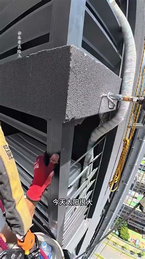 The process of installing air conditioner at high altitude on the 32nd floor