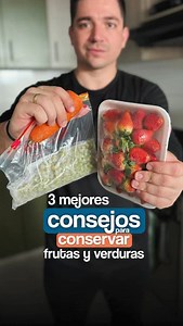 3 consejos para conservar tus frutas y verduras por meses 🍓🍌🥬 La conservación adecuada depende del control de la humedad, la temperatura y la luz, porque estos factores regulan la velocidad con la que ocurren el deterioro químico, enzimático y microbiano. Cuando hay exceso de humedad, aumenta la actividad de agua (Aw), lo que facilita el crecimiento de bacterias, mohos y levaduras 🦠. La temperatura influye directamente en la rapidez de las reacciones internas del alimento: el calor acelera l