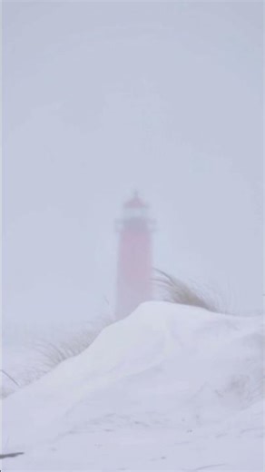 Brutal Freeze Hits Grand Haven Lighthouse – Lake-Effect Snow Magic 🧊