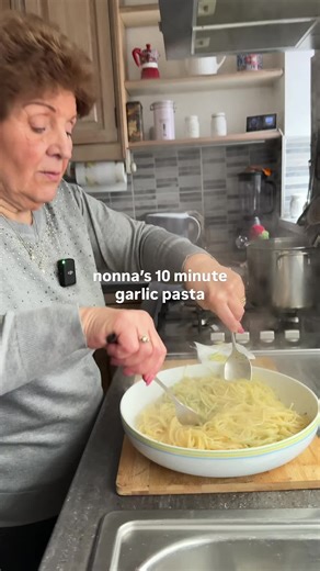 nonna’s 10 minute garlic pasta 🍝 garlic, oil & chilli pasta. probably the quickest pasta recipe there is. simple. easy. ready in 10. mix in a bowl: 2-3 cloves crushed garlic 1 tsp chilli flakes lots of good quality olive oil handful fresh parsley serve with pasta cooked in salted water and make sure to save a cup of the pasta water to mix into the bowl, then top with parmesan and enjoy. #nonna