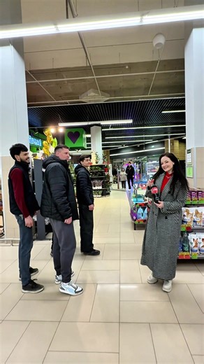 На наш «товар удачи» тоже оборачиваются! 🤩 Потому что в мартовском туре игры «Удача в придачу!» вы можете выиграть 100 000 рублей, автомобиль Geely Monjaro или одно из 30 путешествий с возможностью выбора страны! 😍 Покупайте товары Coca-Cola, Bonaqua, Nescafe и другие специальные товары и получайте 2 кода: один – для розыгрыша 100 000 рублей, второй – для автомобиля или путешествия! Ставьте 💚 на удачу! Пусть повезет! Срок проведения рекламной игры «Удача в придачу! Тур 213»: с 01.03.2026 по 0