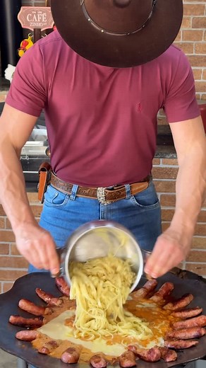 Diego Silva on Instagram: "Macarrona com linguiça no discão de arado! 📍Ingredientes 1kg linguiça toscana Alho Cebola Tomate Sal 700g de molho de tomate 400 g requeijão cremoso 200 g muçarela Macarrão Cheiro verde 🎥 modo de preparo no vídeo #receitas #comida #viralvideos #viral #macarrao"