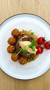 Qu’est ce qu’on mange comme lunch cette semaine au Quartier Latin ? Crème d’asperges et croûtons *** Roulé de bœuf à la bresaola, ricotta au pesto rouge, ratatouille et coulis de légumes du Sud. À déguster en terrasse par ce beau soleil ! ☀️ | Quartier Latin Hotel - Restaurant