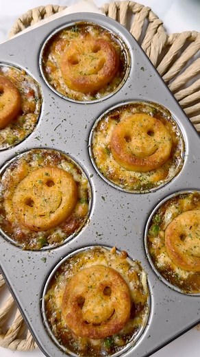 😊 Mini Smiley Face Shepherd’s Pies 😊 This low-cost half term winner is great for using up any leftover veg. A huge thank you to @chloeandleox for this amazing hack 🙌 Full recipe below (serves 4)👇 Ingredients: 300g Quorn Mince 200g frozen vegetable mix (or any leftover veg you have!) Shepherd’s pie seasoning mix 12 potato smiley faces, cooked according to pack instructions 75g grated cheese 1 tsp mixed herbs Spray oil Method: 1. Preheat the oven to 200 degrees. Spray a large frying pan with s