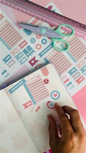 Romi Mon on Instagram: "📒✨ Un nuevo año empieza mejor cuando lo organizás a tu manera. Esta plancha de stickers es ideal para tu agenda o cuaderno: práctica, linda y funcional. Diseñada e impresa en papel y cortada con el ploter de corte ScanNCut de @brothermoda_ar , con escáner integrado que reconoce la impresión y hace el corte perfecto 💕 ¿Team agenda en papel?"
