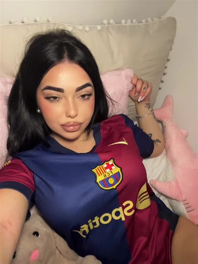 Carla Álvarez y el Pantalón Lila: Estilo Único