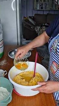 Have you ever made cornmeal cake with boiling milk? Look how simple it is!