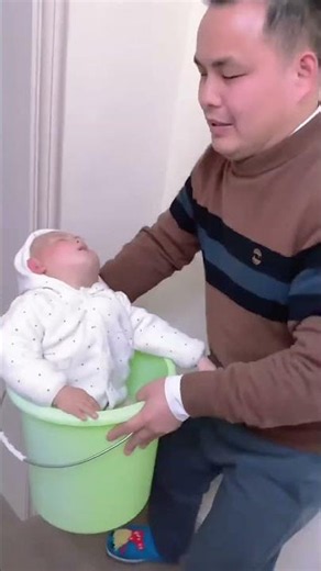 小滔滔半天没动静，原来是在桶里玩着玩着睡着了，爸爸拎着桶就倒到了床上😂#被小宝宝这表情拿捏了 #聪明宝宝申请出战 #六月龄人类幼崽的一天 #晒出越养越上头的人类幼崽