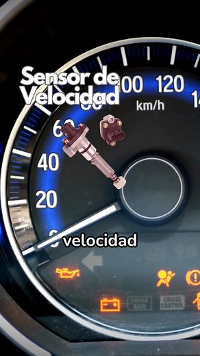 El sensor de velocidad (VSS) envía a la ECU una señal eléctrica proporcional a la velocidad de giro de las ruedas o del eje de salida de la transmisión. Este sensor suele operar por efecto Hall o inductivo, generando pulsos que la ECU interpreta para controlar el velocímetro, los cambios de la transmisión automática, el ralentí y el control de tracción. Cuando falla, la señal se vuelve intermitente o inexistente, lo que provoca síntomas como velocímetro que no marca, cambios bruscos o tardíos, r