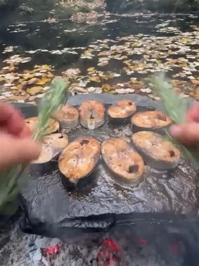 Cooking grilled bonito 🐟 on a natural Stone 🪨 #bonito #natural #unfreezemyaccount #satisfyingvideo #outdoorcooking #outdoor #fyp #fypシ゚viral #naturevibes