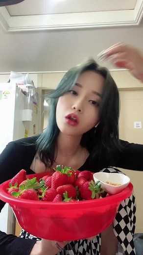 Ăn dâu Tây cùng lyn nào ㅋㅋㅋ #halyn94 #Korea #ViệtNam