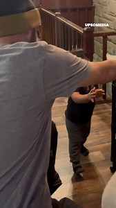 10K views · 133 reactions | Dieser süße kleine Junge, der mit seiner Familie Kellner spielt, lernt schon in jungen Jahren die Mühe und den Wert der Arbeit kennen. | Positiv + | Facebook