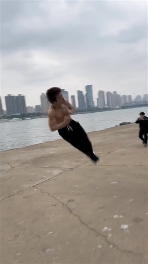 God Statham 郭达斯坦僧 | 空中转体三圈，属于什么水平？😨 Follow @godstatham For More！ #kungfu #wushu #martialarts #tricker #tricking #боевыеискусства #Artesmarciales #parkour... | Instagram