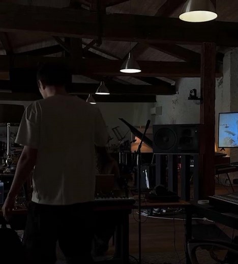 Fred again.. Producing NEW MUSIC In the Studio 🎧