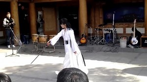 Geommu Es una danza de la espada tradicional practicada en Corea. Geommu se realiza con el traje especial, movimientos de baile y música. La danza es conocida por su gracia en el rendimiento. Se pone mayor énfasis en el movimiento del vestuario, sobre todo las mangas, en armonía con los movimientos de la bailarina. Vestuario: Bailarines de Geommu llevan hanbok, Kwaeja, Jeon-Dae, y Jeon-Rip. Hanbok es el vestido tradicional coreano que consiste en Chima y jeogori. Estos elementos se combinan para