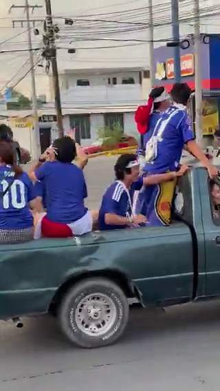 Jajaja aquí los tuvimos en Miami en el clásico, son especiales.Esta foto es el día de la final, ellos iban por Venezuela