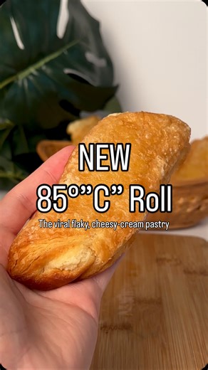 Fresh out of the oven and impossible to resist ✨ The 85°C Roll features layers of flaky pastry wrapped around a smooth, savory cheese filling for the ultimate comfort bite 💛🥐 📍Now rolling into all 85°C stores‼️ | 85°C Bakery Cafe