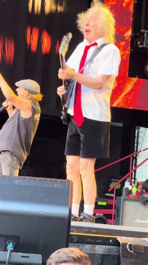⚡🎯 AC/DC stay relentless – Angus Young dressed the same, age divides opinions #ACDC