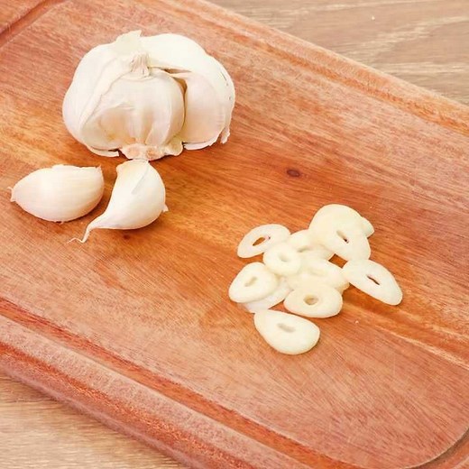 料理の基本！ にんにくの薄切りのレシピ動画・作り方 | デリッシュキッチン