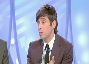 Ça a été un sujet récurent pendant 20 ans : le bootleg / mashup expliqué au peuple dans les médias généralistes. Jusqu’à ce que ce phénomène se dilue dans les mixs de DJs grâce à (ou à cause de) la technologie qui a facilité grandement le mélange des genres, ce style de mix restait mystérieux. Ici, Ariel Wizman explique, avec mon intervention zébrée à l’appui, en quoi il était encore subversif d’en réaliser en 2012. | ZEBRA