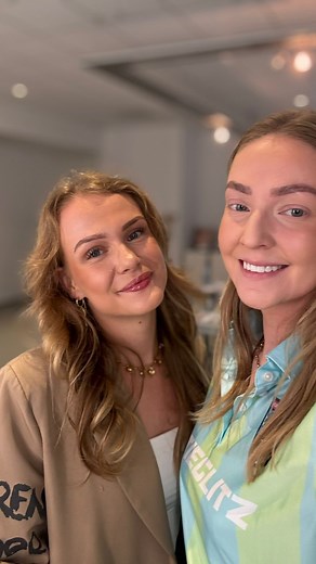 ✨ A Day in the Life – Jane Iredale Master Training ✨ Vandaag stonden Nathalie en Naomi helemaal in het teken van groei, verdieping en heel veel glans. Tijdens de Jane Iredale master training doken ze dieper in de wereld van huidvriendelijke make-up, nieuwe technieken en professionele productkennis. Van inspirerende demo’s tot het perfectioneren van elke brush stroke — deze dag zat bomvol kennis én passie. 💄✨ Trots op deze twee die zich blijven ontwikkelen om jullie elke dag het allerbeste te ge