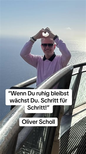 “Wenn Du ruhig bleibst wächst Du. Schritt für Schritt!” Oliver Scholl 🧠 Erfolg hat selten etwas mit Hektik zu tun. Wer hektisch durch die Gegend rennt, wirkt vielleicht beschäftigt, aber nicht automatisch wirksam. Wirklich stark ist, wer cool bleibt, ruhig bleibt und auch in schwierigen Situationen gelassen handelt. Genau da beginnt Wachstum. 🧊 Ruhe heißt nicht langsam sein. Ruhe heißt klar sein. Du triffst bessere Entscheidungen, bleibst im Fokus und verlierst nicht die Kontrolle, nur weil es