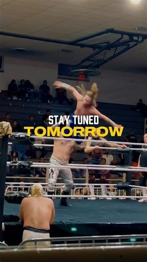 Crowd goes wild with acrobatics lucha move, Instagram preview #cmll #wrestling