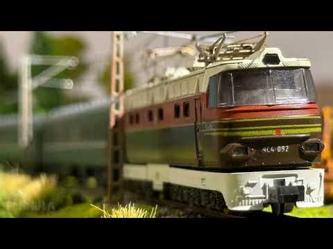 Ein sowjetisches Modellbahn-Diorama in Spur N mit Loks von PIKO aus der DDR